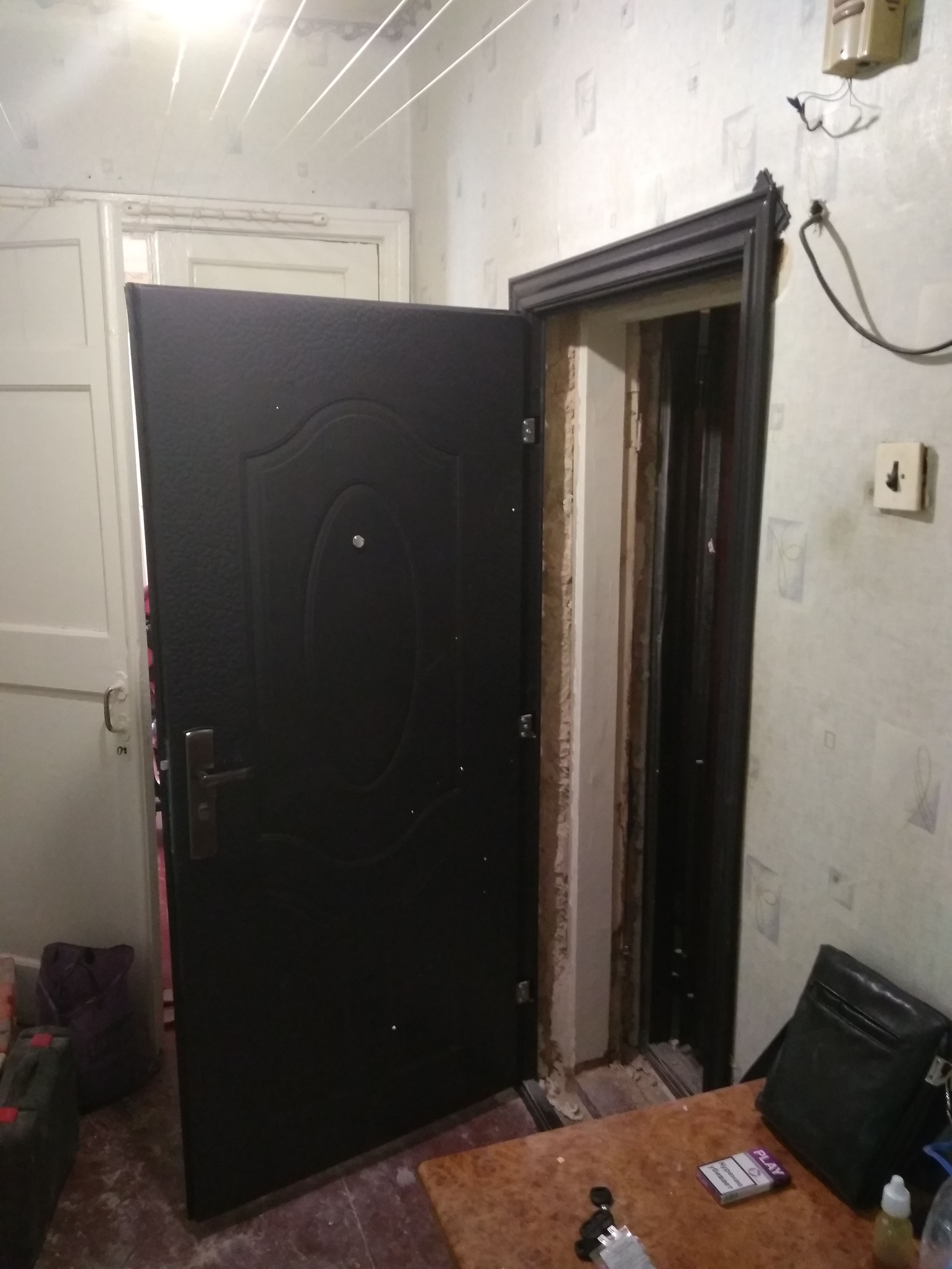 Открытая дверь