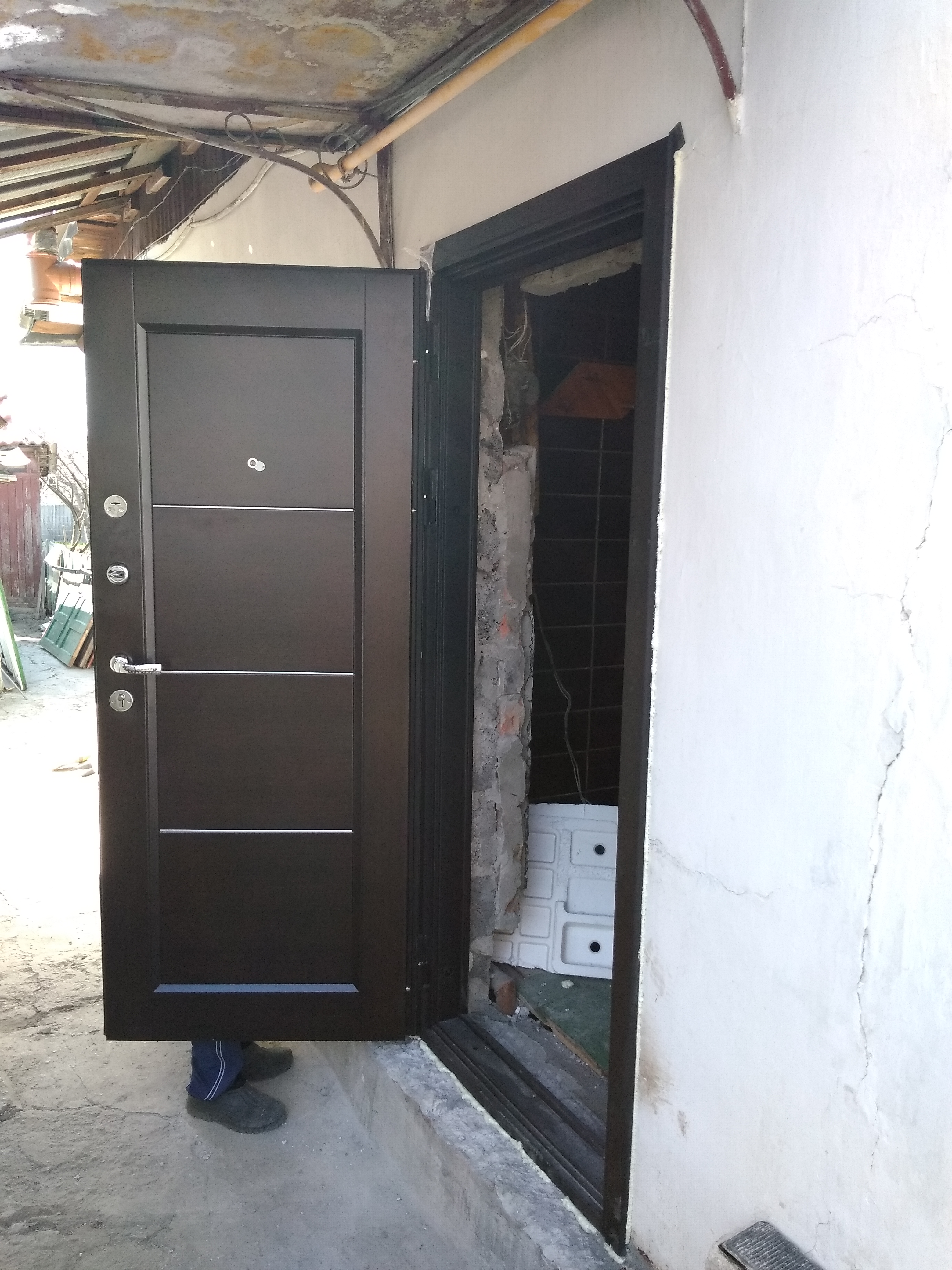 Открытая дверь