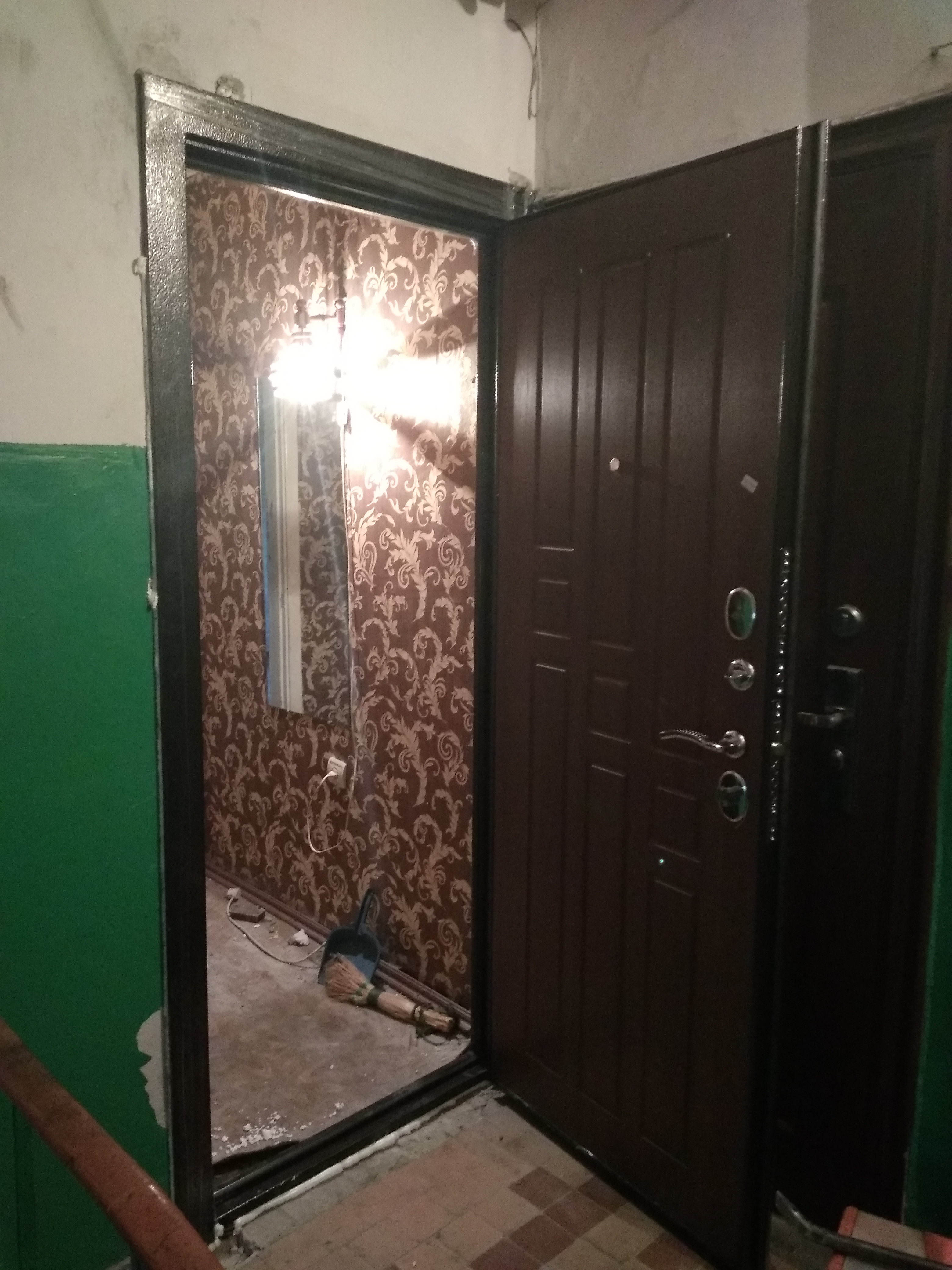 Открытая дверь