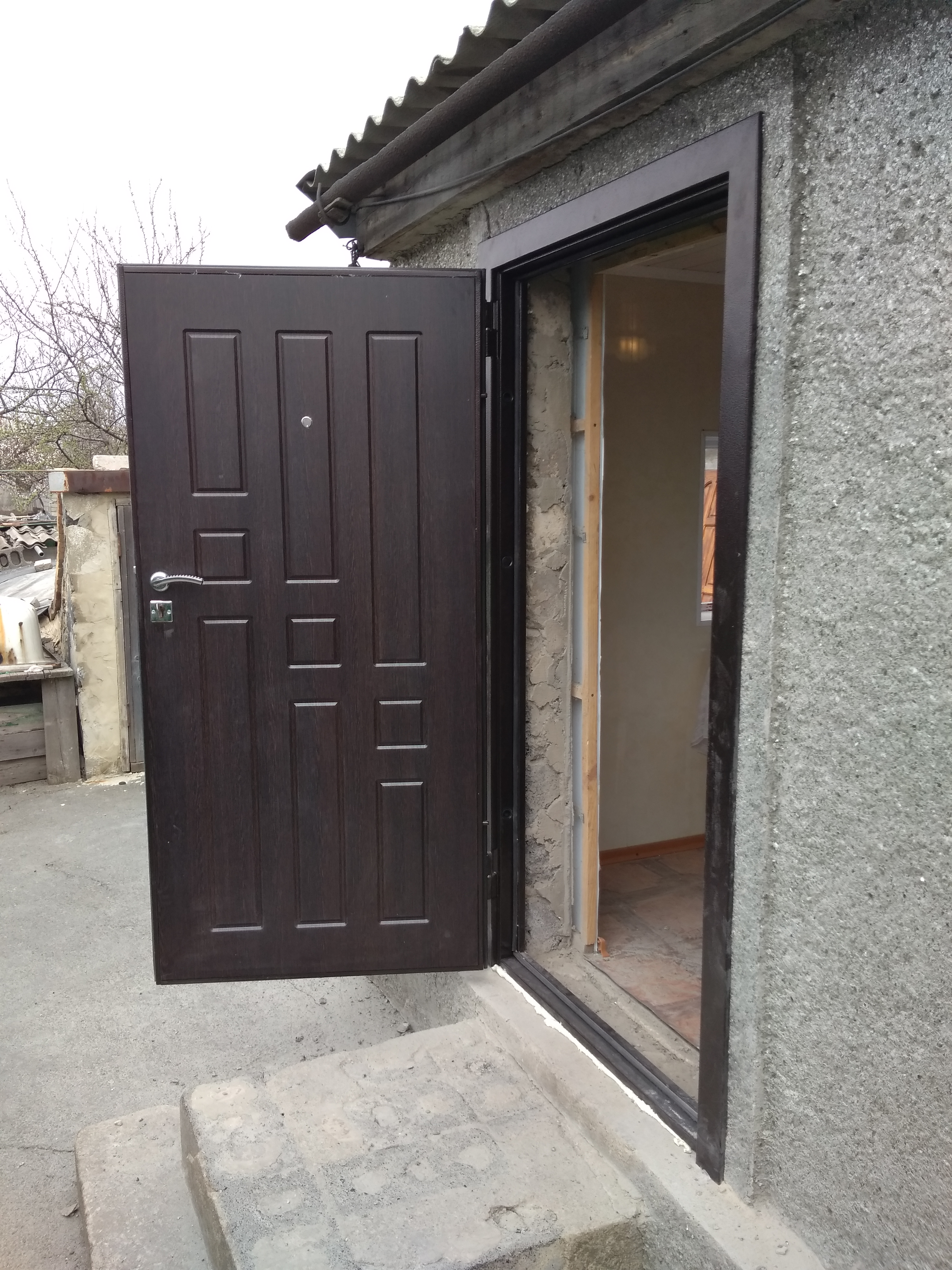 Открытая дверь