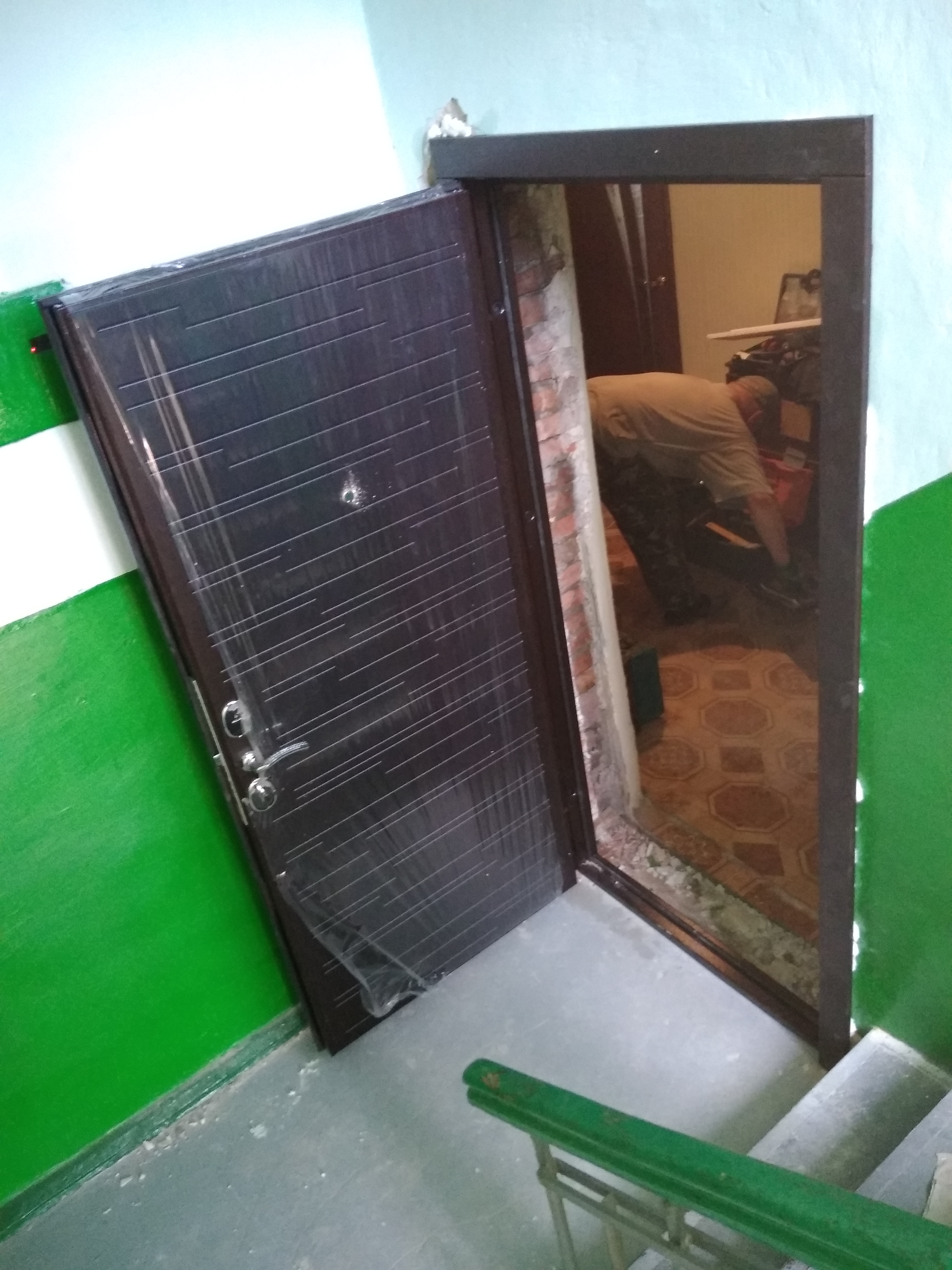 Открытая дверь