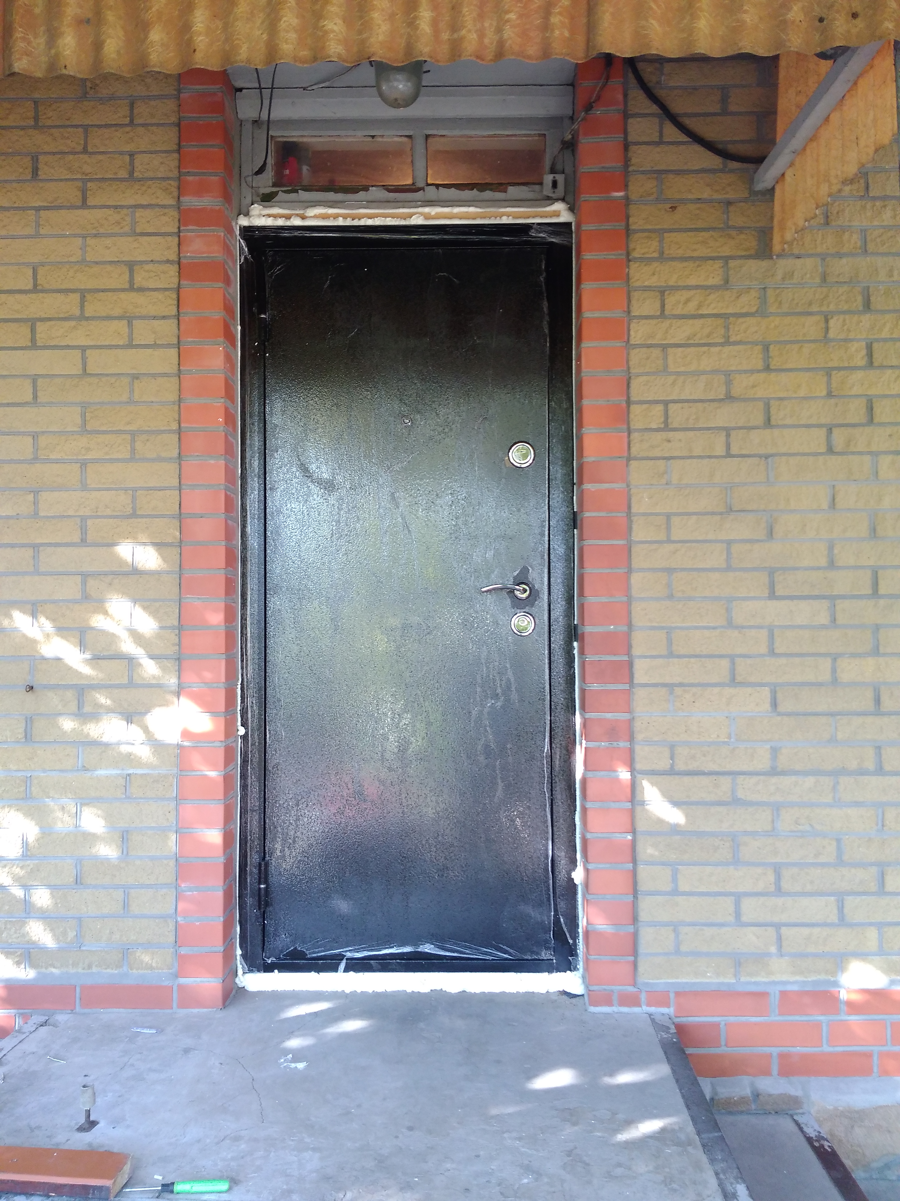 Уличная сторона двери